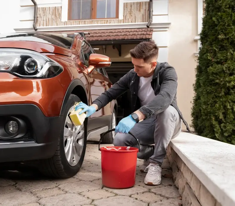 Lavage auto à domicile Saint-Salvadour : professionnel intervenant sur un véhicule